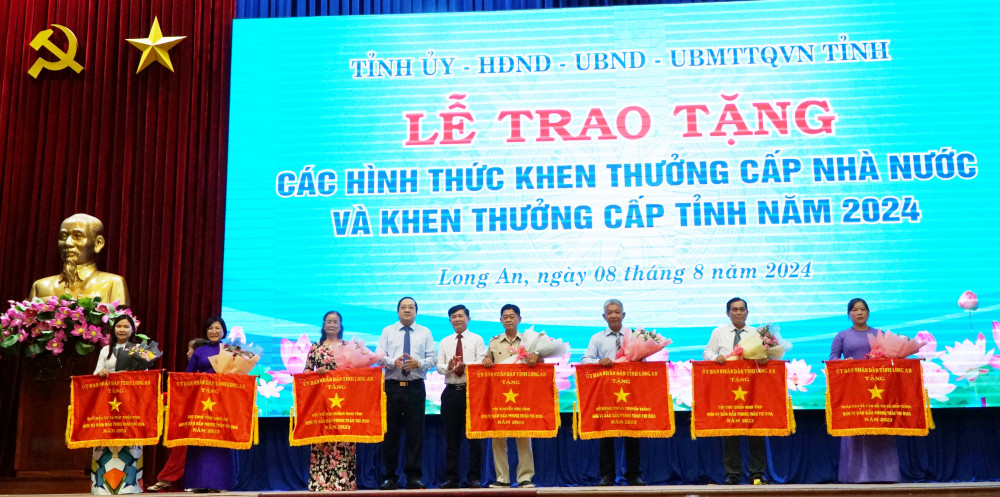 Đại diện các tập thể nhận Cờ thi đua của UBND tỉnh Long An.